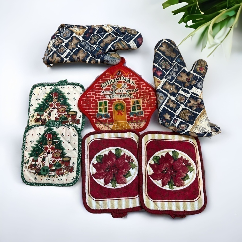 Vintage Pot Holder Bundle Christmas Poinsettias Gingerbread Man Bear Wreath